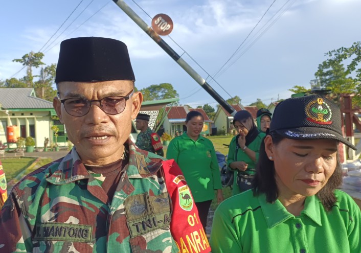 Danramil Letda Inf. Yusuf Mantong beserta Ibu Persit 1806-01/Bintuni