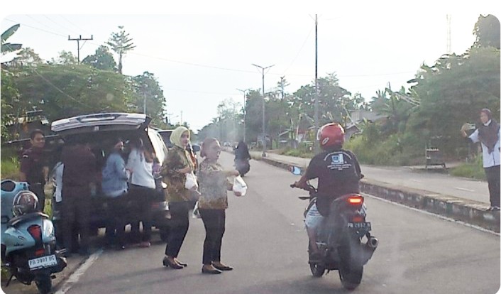 Pembagian takjil dilaksanakan di jln raya Bintuni, Kampung Awaba, distrik Bintuni Timur, 
Oleh Kejari Teluk Bintuni dan  Adhyaksa Dharmakarini ( IAD) Daerah Teluk Bintuni serta seluruh pegawai dan  Pegawai Pemerintah Non Pegawai Negeri (PPNPN ) Kejari Teluk.