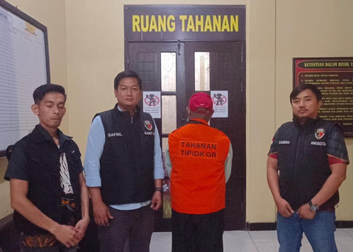 Sebelum menjebloskan salah satu tersangka (rompi orange) kasus korupsi sewa gedung DPRD Kabupaten Teluk Bintuni, personil Sat Reskrim terlebih dahulu berpose di depan ruang tahanan Polres Teluk Bintuni pada Kamis malam (28/3/2024).