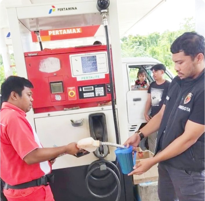 Personel Sat Reskrim Polres Teluk Bintuni melakukan pemeriksaan di SPBU Tisai, Bintuni, pada Sabtu (30/3/2024). Hasilnya menunjukkan mesin pompa BBM dan nozzle pompa BBM dalam kondisi normal tanpa adanya perangkat tambahan, menunjukkan kepatuhan terhadap aturan yang berlaku.