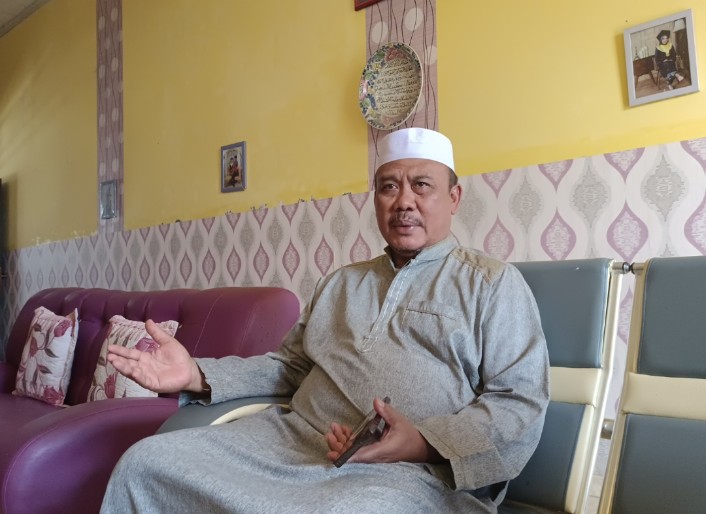 Kepala Dinas Pemberdayaan Masyarakat dan Kampung Teluk Bintuni, Drs. H. Haris Tahir Kaitam, M.Si., saat diwawancarai, Sabtu (30/3/2024) 
