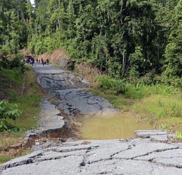 Terlihat kondisi jalan rusak parah, Kamis (5/4/2024) . Foto : Kiriman Warga. 
