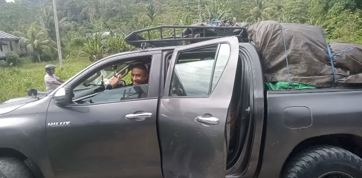 Tampak Ketua DPD GOLKAR Teluk Bintuni, Yohanis Manibuy, S.E, berada di Hi Lux hendak menuju Yakora, Selasa (9/4) 