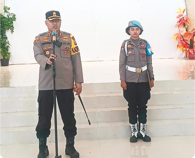 Kapolres Teluk Bintuni AKBP Dr. Choiruddin Wachid memimpin apel pengecekan personel di Aula Andriano Ananta Polres Teluk Bintuni pada pagi Selasa (16-04-2024) setelah libur Hari Raya Idul Fitri 1445 H.
