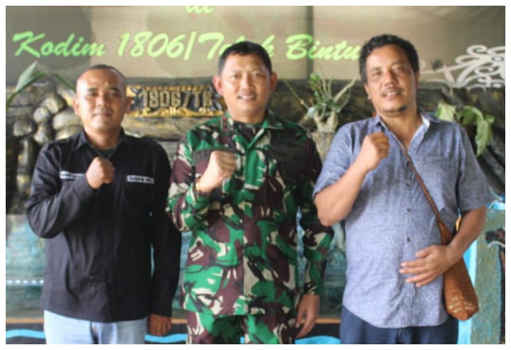 Tampak Dandim 1806/TB (Tengah) berfoto dengan dua Pengurus PWI Teluk Bintuni, Rabu (17/4/2024).