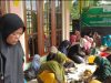 Setelah Idul Fitri, Warga Jawa di Kampung Waraitama Melaksanakan Tradisi Lebaran Ketupat