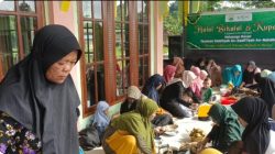 Setelah Idul Fitri, warga Jawa di Kampung Waraitama melaksanakan tradisi Lebaran Ketupat. Acara tersebut diselenggarakan oleh Yayasan Salafiyah As-Syafi’iyah An-Nahdhoh dan Masjid An-Nahdhoh, yang menggelar acara Halal Bi Halal dan Kupatan pada Rabu, 17 April 2024.