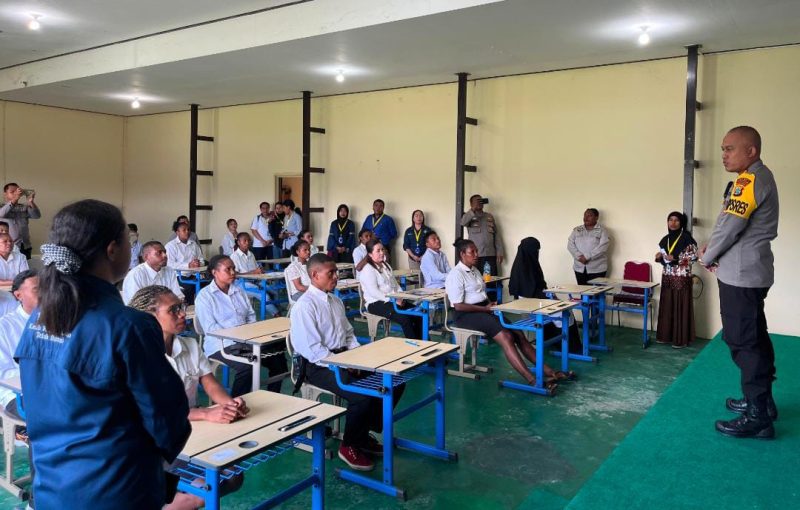 Kapolres Teluk Bintuni , AKBP Dr. H. Choiruddin Wachid, S.IK., M.M., M.H M.Si. memberikan pengarahan kepada peserta ujian Paket B  Pusat Kegiatan Belajar Masyarakat (PKBM)  Kasih Rumbai Koteka Kabupaten Teluk Bintuni Tahun Ajaran 2023-2024, Rabu (17-04-2024) . 