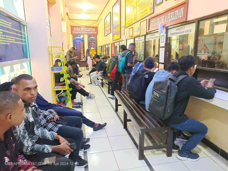 Tampak warga masyarakat Bintuni sedang mengurus Surat Keterangan Catatan Kepolisian (SKCK) di Polres Teluk Bintuni pada hari Kamis, 18 April 2024. Foto oleh: Haiser Situmorang