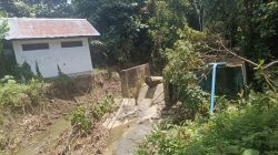 Tampak Intake proyek Balai Wilayah Sungai (BWS) Papua Barat di Argosimerai mengalami kerusakan serius dan jebol. Akibatnya, warga setempat mengeluhkan bahwa proyek ini tidak membawa manfaat yang diharapkan dan belum berdampak positif pada kehidupan mereka.