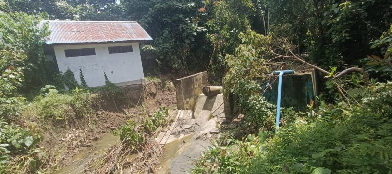 Tampak Intake proyek Balai Wilayah Sungai (BWS) Papua Barat di Argosimerai mengalami kerusakan serius dan jebol. Akibatnya, warga setempat mengeluhkan bahwa proyek ini tidak membawa manfaat yang diharapkan dan belum berdampak positif pada kehidupan mereka.