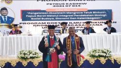 Rektor Universitas Papua, Dr. Meky Sagrim, SP, M.Si (kiri), berfoto bersama Dr. Ir. Petrus Kasihiw, MT, setelah mengikuti ujian terbuka promosi doktor di Universitas Papua pada Selasa, 23 April 2024.