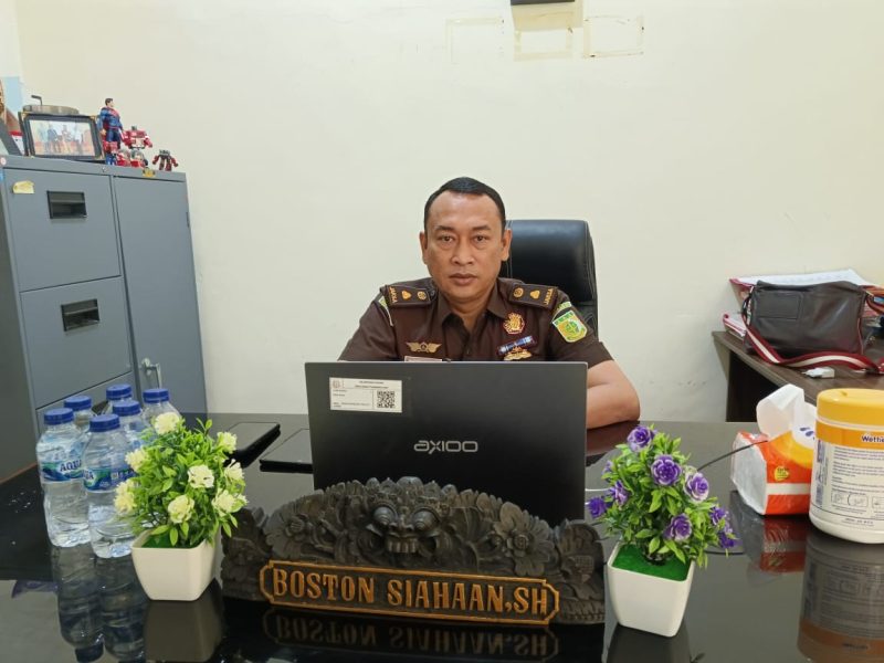 Kepala Seksi Tindak Pidana Umum (Pidum), Boston Siahaan, S.H saat di wawancarai wartawan di ruang kerjanya pada Kamis (25/4/2024).