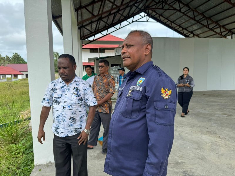 Bupati Teluk Bintuni,  Dr. Ir. Petrus Kasihiw, MT tinjau pabrik pengalengan ikan di Kampung Waraitama SP 1, Distrik Manimeri. Jumat (26/4/2024) 