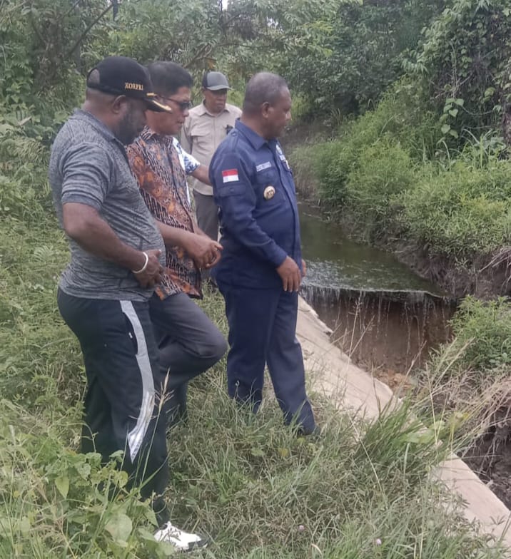Bupati Teluk Bintuni melihat langsung iriasi yang jebol di Kampung Waraitama SP 1 , Distrik Manimeri. 