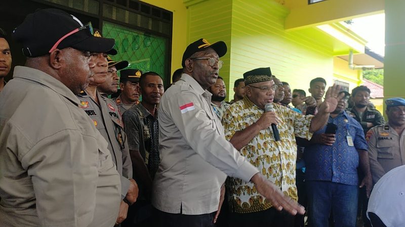 Wakil Bupati Teluk Bintuni, Matret Kokop, SH didampingi Plt BKPP Kabupaten Teluk Bintuni, Derek Asmuruf memberikan penjelasan kepada Honorer dan pencaker terkait penerimaan CPNS Formasi Tahun 2024 , di Kantor BKPP Kabupaten Teluk Bintuni, Jumat (26/4/2024) 