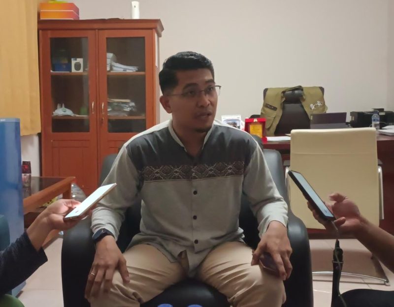 Ketua KPU Teluk Bintuni, Muhammad Memed Alfajri, memberikan keterangan kepada awak media pada Jumat, 26 April 2024, di ruang kerjanya, seusai pembukaan kotak suara.
