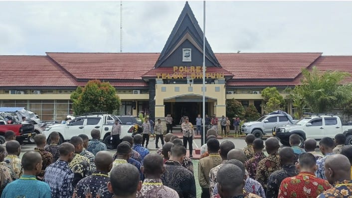 Tampak Wakapolres Teluk Bintuni, Kompol Muhammad Salim Nurlily, S.IP., S.H., M.H., memberikan pengarahan kepada 462 calon Bintara dan Tamtama Polri Tahun 2024 untuk melanjutkan tahapan seleksi berikutnya di Polda Papua Barat. Acara pelepasan ini berlangsung pada Jumat, 26 April 2024, di Mako Polres Teluk Bintuni.