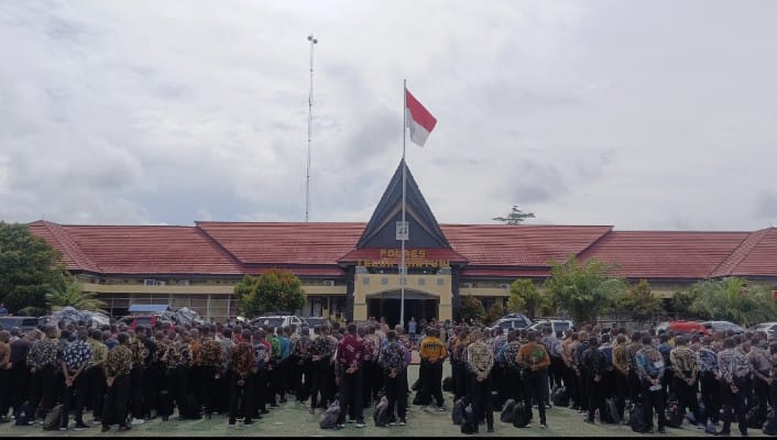 Pelepasan 462 calon Bintara dan Tamtama Polri untuk tahun 2024 diadakan pada hari Jumat, 26 April 2024, di Teluk Bintuni. Mereka akan melanjutkan ke tahap seleksi berikutnya di Polda Papua Barat. Acara ini menunjukkan persiapan dan komitmen Polri dalam merekrut personel baru untuk memperkuat institusi kepolisian. Foto dokumentasi berasal dari Humas Polres Teluk Bintuni.

