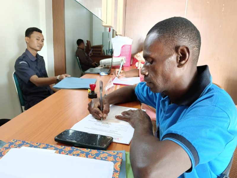 Peserta pendaftar baru untuk posisi Panwaslu Kecamatan (Distrik) mengisi formulir pendaftaran di Kantor Bawaslu Teluk Bintuni pada hari Senin, 29 April 2024.