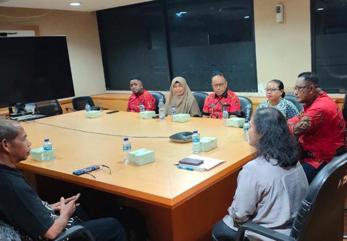 Keterangan Gambar : Sekretaris Disnakertrans Papua Barat, Jandri Salakory, mendampingi Kepala Badan Pendapatan Daerah (Kabanpenda) Teluk Bintuni dan Kepala Bidang Pendapatan Ibu Ace Manibuy dalam rangka koordinasi sekaligus pengoperasian Aplikasi TKA di Kementerian Tenaga Kerja RI di Jakarta. Kegiatan ini bertujuan untuk meningkatkan Pendapatan Asli Daerah (PAD) Teluk Bintuni dari sektor retribusi daerah untuk tenaga kerja asing. (istimewa) 