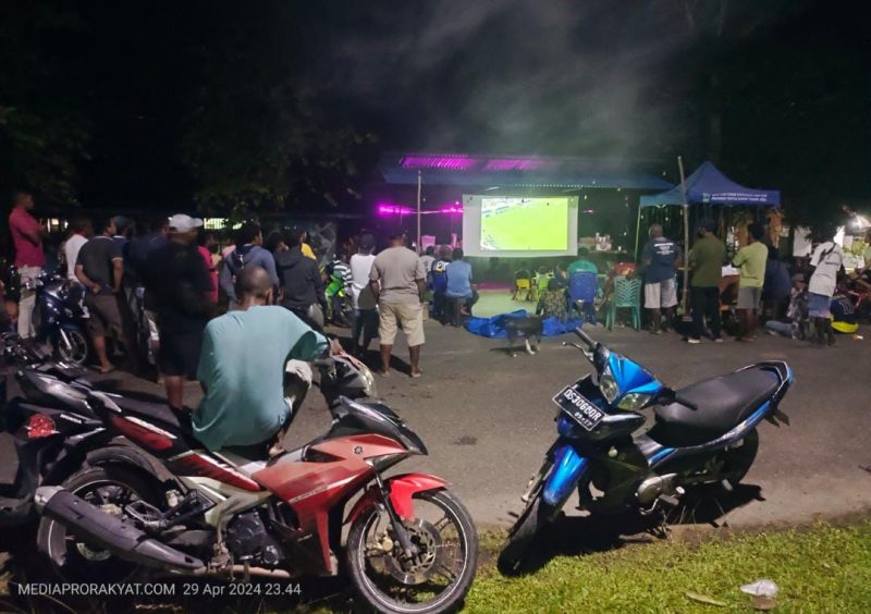 Warga Gaya Baru Antusias Menonton Indonesia Vs Uzbekistan, Senin malam (29/4/2024) 