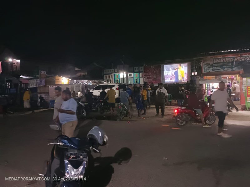 Warga Kampung Lama, Bintuni membubarkan diri setelah menonton pertandingan Indonesia vs Uzbekistan di Kampung Lama, Selasa dini hari (30/4/2024) . 