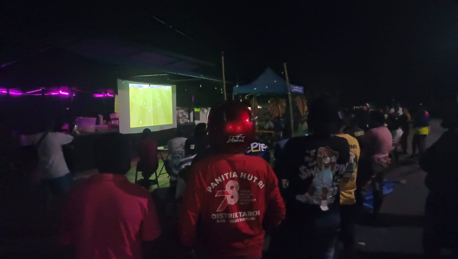 Nonton bareng di Komplek Gaya Baru.
