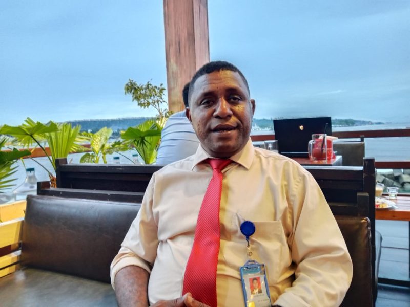 Kuasa hukum  Ketua DPRD Kabupaten Teluk Bintuni, Simon Dowansiba, Yohanes Akwan, SH . 
