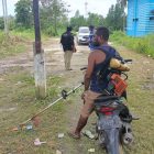 TKBM Pelabuhan Bintuni melakukan pembersihan di lingkungan pelabuhan Bintuni, Selasa (30/4/2024).