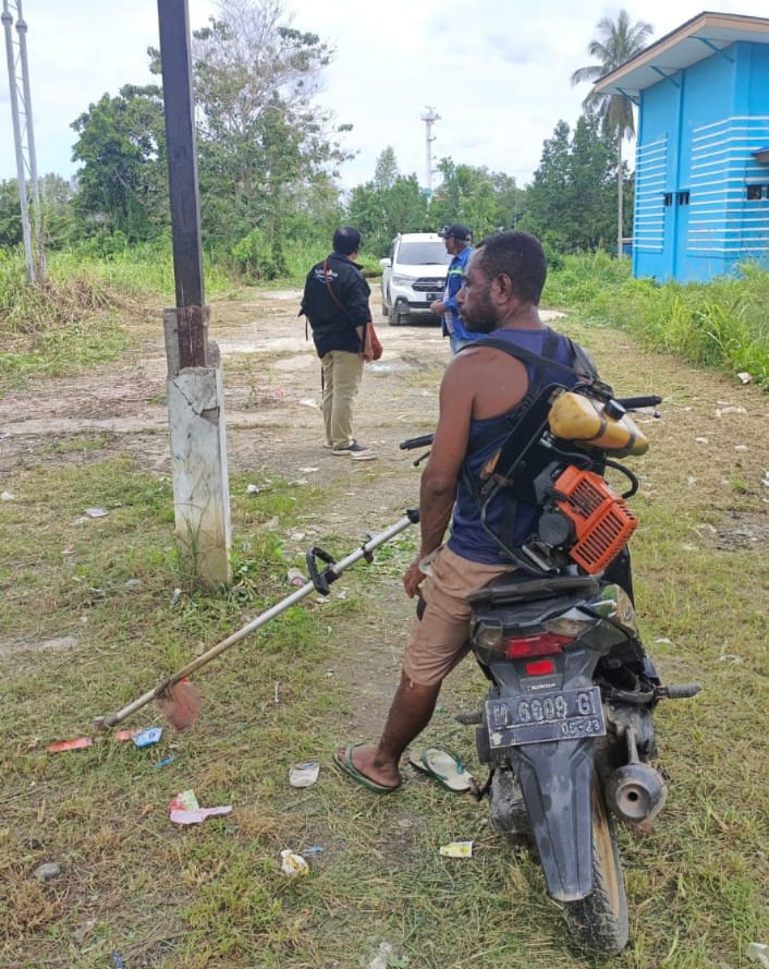 TKBM Pelabuhan Bintuni melakukan pembersihan di lingkungan pelabuhan Bintuni, Selasa (30/4/2024).