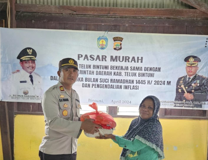 Pasar Murah Ramadhan 1445 H: Kolaborasi Polres Teluk Bintuni dan Pemerintah Daerah Kabupaten Teluk Bintuni untuk Meringankan Beban Umat Muslim Papua. Tampak Kapolsek Babo Iptu Stenlis Ayub Marani menyerahkan paket sembako kepada warga, Sabtu (6/4)