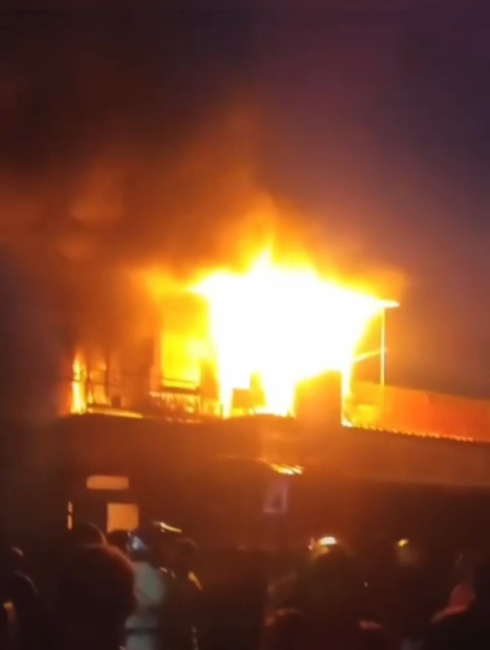 Kebakaran terjadi di Lantai II toko Intan Jaya Mart, yang terletak di Jl. Swapen Perkebunan, Manokwari, pada Selasa, 23 April 2024. Foto diambil oleh Saragih.
