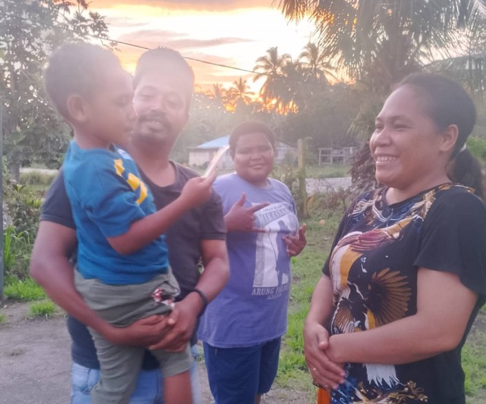 Orang tua Ian tampak tersenyum bahagia setelah menemukan anak mereka. Sumber foto: Acho Tatuta, Kamis, 25 April 2024.