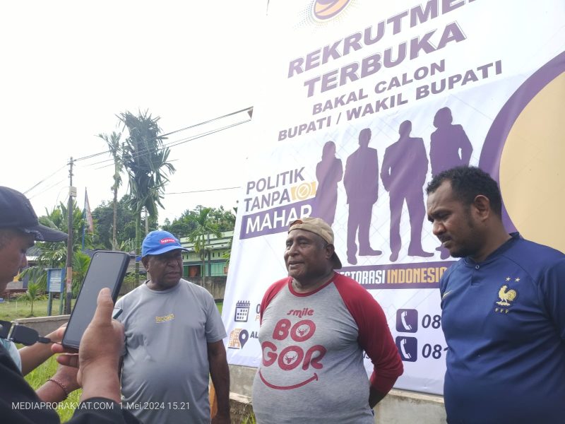 Ketua Bappilu DPD NasDem Teluk Bintuni, Abdul Rasyid Fimbay, S.AP., didampingi anggotanya, Muhammad Ali Kilitubun, SH., dan Mohamad Run Refideso, mengumumkan pembukaan pendaftaran bakal calon bupati dan wakil bupati untuk Pilkada 2024. Pengumuman ini dilakukan pada hari Rabu, 1 Mei 2024. (Sumber foto: Mediaprorakyat.com)