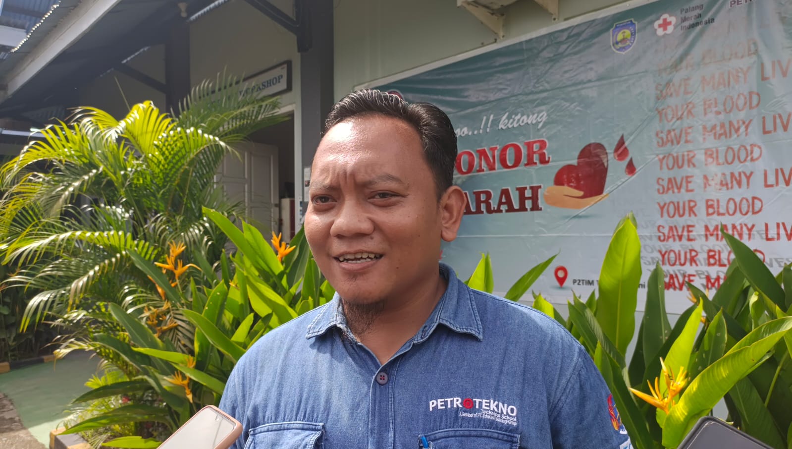 Pejabat Training Center Manager Petrotekno Teluk Bintuni, Tyas Rangga,saat di wawancarai awak media, Rabu (2/5).