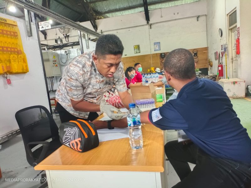 Dr. Johanes D. Risamasu, M. Kes, Sp. PK melakukan pemeriksaan kepada peserta donor darah pada Kamis, 2 Mei 2024, di Kampus P2TIM Teluk Bintuni (sumber foto: Mediaprorakyat.com).