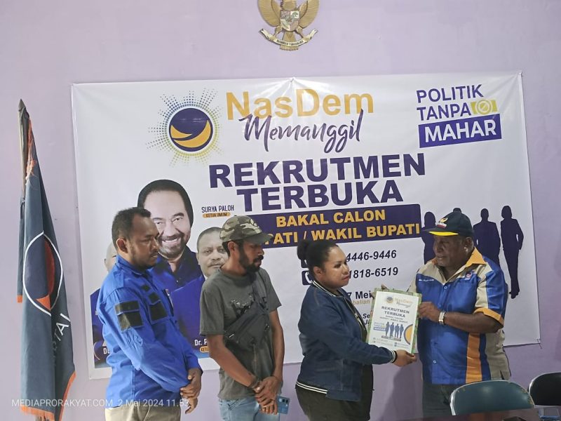 Perwakilan Calon Bupati Teluk Bintuni Imanuel Horna datang mengambil formulir ke Sekretariat NasDem Teluk Bintuni,Kamis (2/5) 