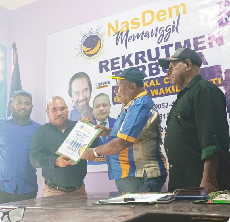 Bakal Calon Bupati/Wakil Bupati Daniel Asmorom mengembalikan formulir pendaftatan ke DPD NasDem Teluk Bintuni, Kamis sore (2/5)