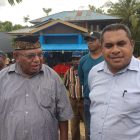 Matret Kokop ( Kiri) bersama Ronal Isir, memberikan keterangan kepada wartawan seusai mengembalikan Form Formulir Bakal Calon Bupati/Bakal Calon Wakil Bupati ke Sekretariat NasDem, Minggu sore (5/5/2024) di Sekretariat NasDem, Kampung Tisai, Distrik Bintuni Timur.  