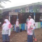 Gambar yang sengaja diburamkan oleh Mediaprorakyat.com menunjukkan sejumlah pelajar yang asal sekolahnya tidak diketahui sedang melakukan aksi mencoret-coret seragam sekolah, pada Senin, 6 Mei 2024. 

