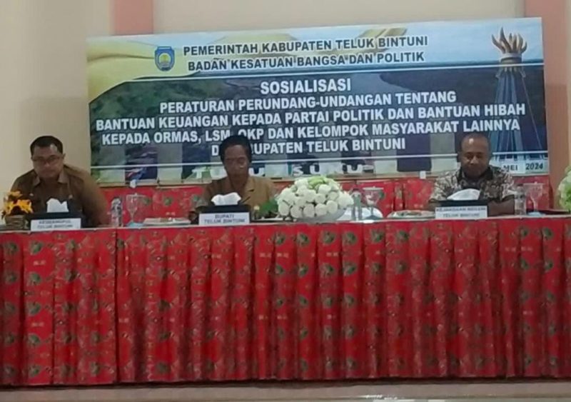 Pemerintah Kabupaten Teluk Bintuni mengadakan sosialisasi untuk membahas regulasi tentang bantuan keuangan kepada partai politik dan hibah kepada organisasi masyarakat, seperti LSM, OKP, dan kelompok masyarakat lainnya. Acara ini berlangsung di Aula Gereja Viadorosa pada Selasa, 7 Mei 2024. (Foto: Tim Mediaprorakyat.com) 
