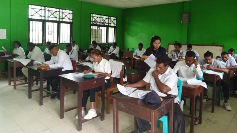KPU Kabupaten Teluk Bintuni menggelar tes tertulis untuk calon anggota Panitia Pemilihan Distrik (PPD) dalam rangka Pilkada 2024. Tes ini dilaksanakan pada 7 Mei 2024 di SMA Muhammadiyah Bintuni (Foto: Tim Mediaprorakyat.com)