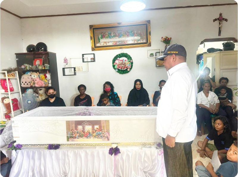 Bupati Teluk Bintuni memberikan penghormatan terakhir kepada Almarhum Charles Rizard Ginuni pada Rabu, 8 Mei 2024.