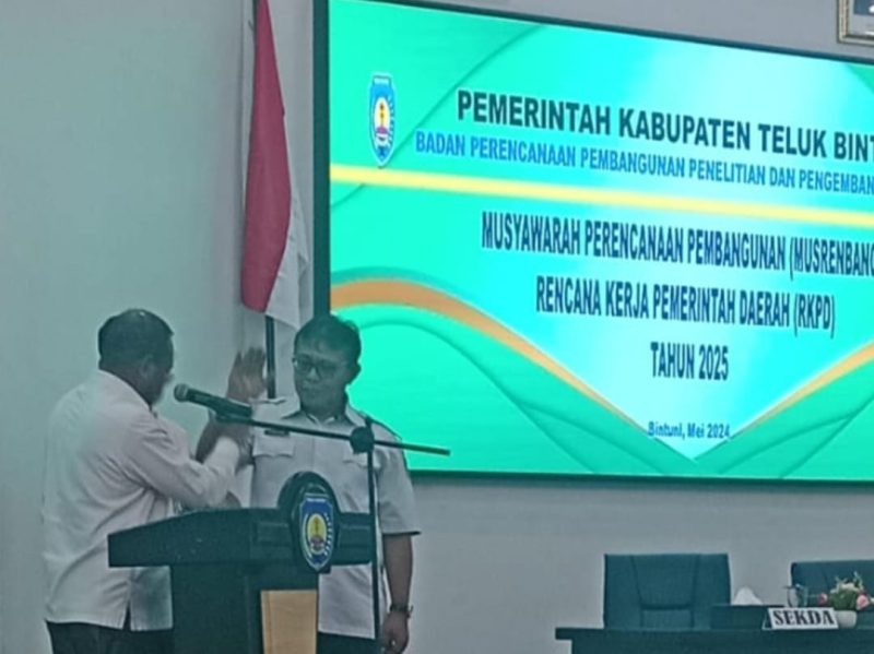 Bupati Teluk Bintuni, Dr. Petrus Kasihiw, MT, membuka kegiatan Musyawarah Perencanaan Pembangunan Rencana Kerja Pemerintah Daerah (Musrembang RKPD) Kabupaten Teluk Bintuni. Acara ini berlangsung di Gedung Sasana Karya, Perkantoran Pemkab Teluk Bintuni, pada hari Rabu, 8 Mei 2024. Musrembang RKPD dimulai pada pukul 12:58 WIT dan berakhir pada pukul 17:30 WIT.