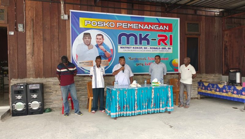 Bakal Calon Bupati , Matret Kokop, SH memberikan sambutan sebelum mengembalikan formulir pendaftaran ke Sekretariat Perindo Teluk Bintuni, Jumat (10/05/2024)