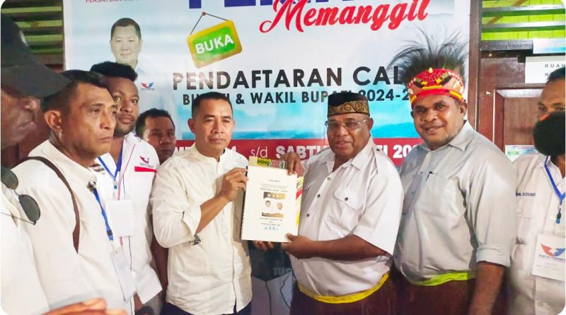 Bakal Calon Bupati, Matret Kokop, SH didampingi Bakal Calon Wakil Bupati, Ronald Isir, SH mengembalikan formulir pendaftaran ke Partai Perindo, Jumat (10/05/2024) 