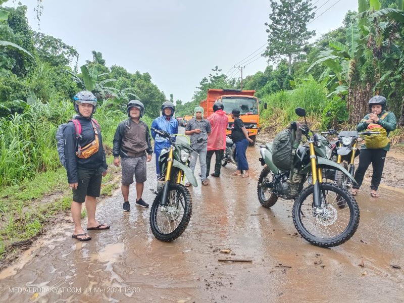 Tampak pengguna jalan Trans Manokwari - Bintuni, menunggu air surut, Sabtu (11/5) Foto : Mediaprorakyat.com