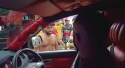 Supir Hi Lux memberikan dua lembar pecahan lima puluh ribu kepada masyarakat yang membersihkan badan jalan yang tertimbun tanah akibat longsor di Tanah Rubuh, Manokwari, Sabtu (11/05/2024).
