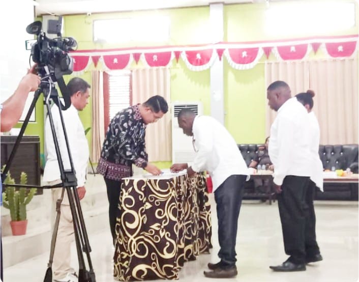 Penandatanganan dan pembacaan fakta integritas oleh perwakilan anggota PPD mencakup beberapa poin penting: penolakan terhadap pemberian dalam bentuk apapun yang bertentangan dengan harapan yang menyimpang, pencegahan dan penegakan kode etik pemilihan kepala daerah, serta komitmen untuk tidak melakukan korupsi. Kegiatan ini berlangsung pada Kamis, 17 Mei 2024 (foto: Tim Mediaprorakyat.com).